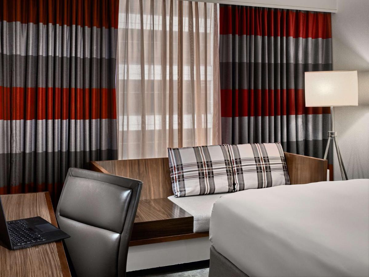 Deluxe - King - Mobility/Hearing Accessible - Tub,1260017479:JPEG