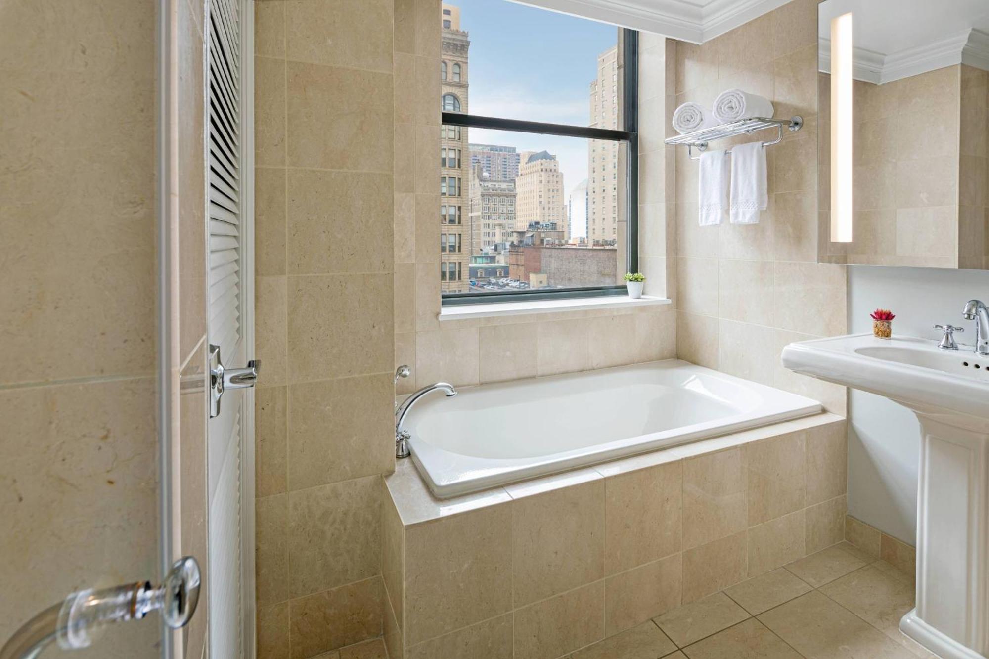 Lower Floor 1 Bedroom Suite 1 King,1606049272:JPEG