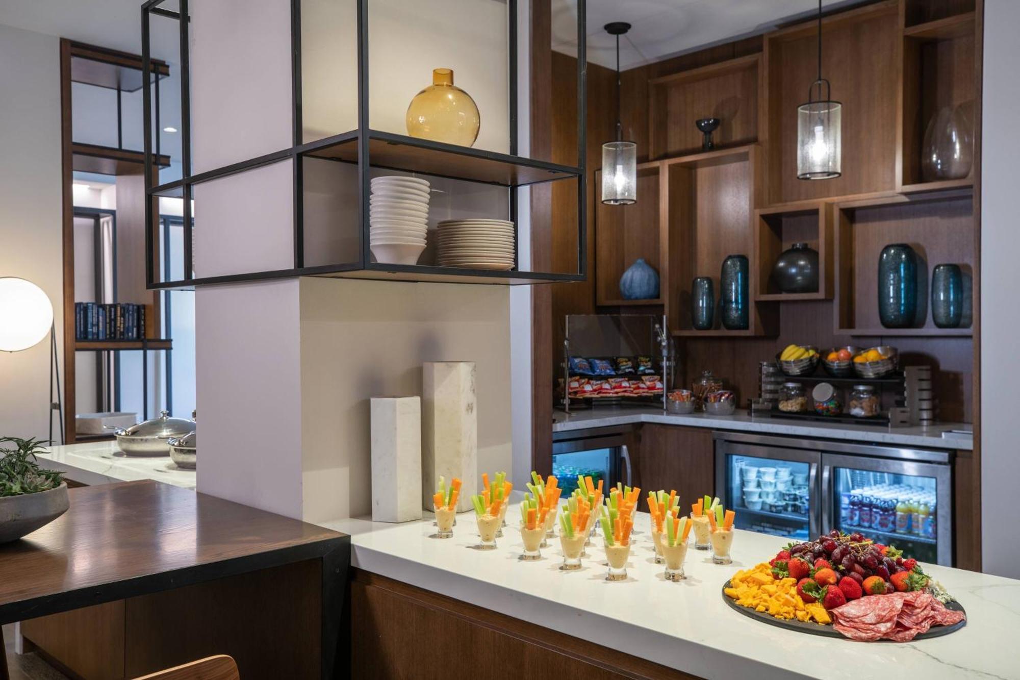 Club lounge access, Guest room, 1 King,1622867125:JPEG