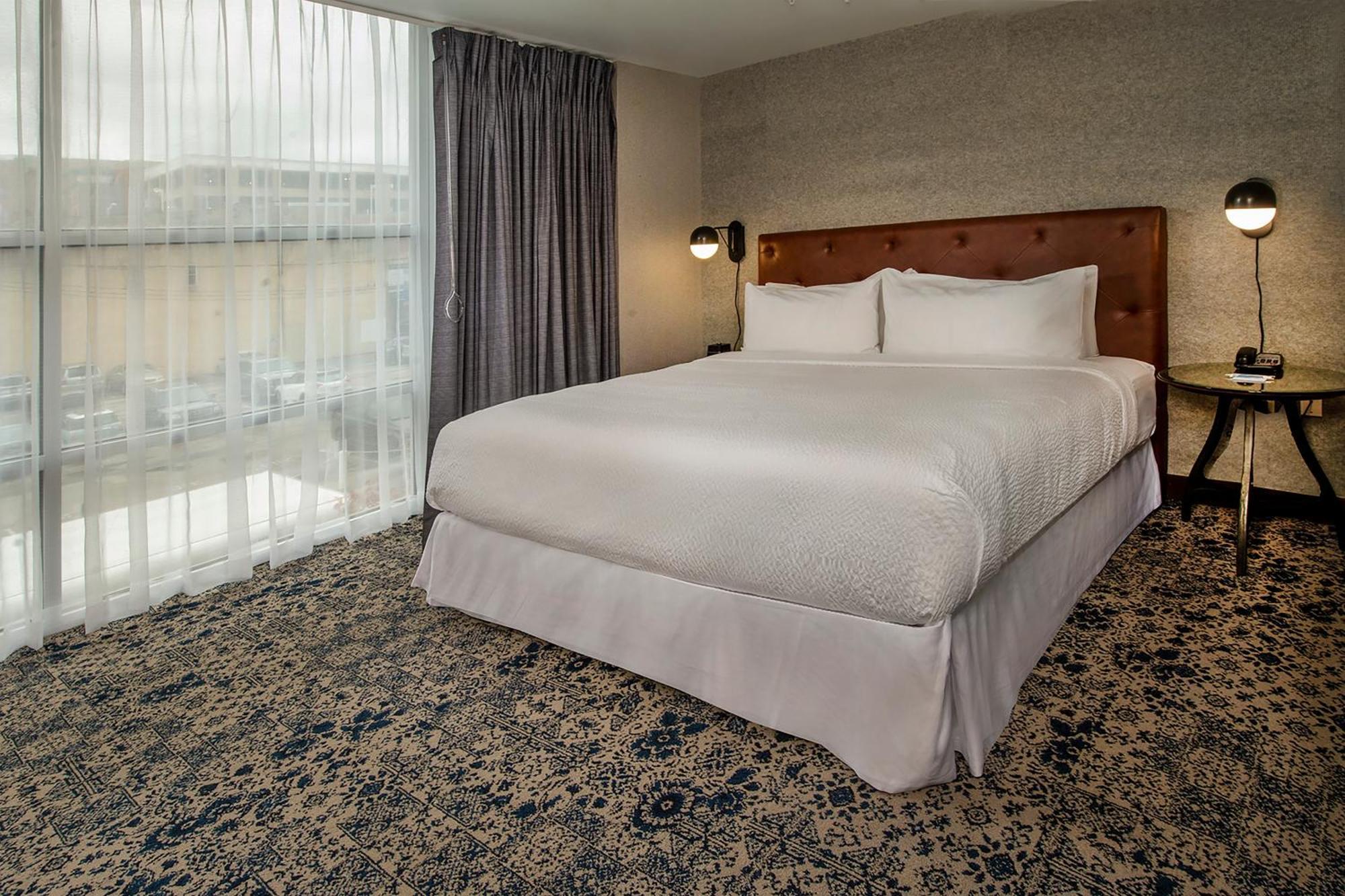 Traditional Standard King Room - Mobility/Hearing Accessible with Roll-In Shower