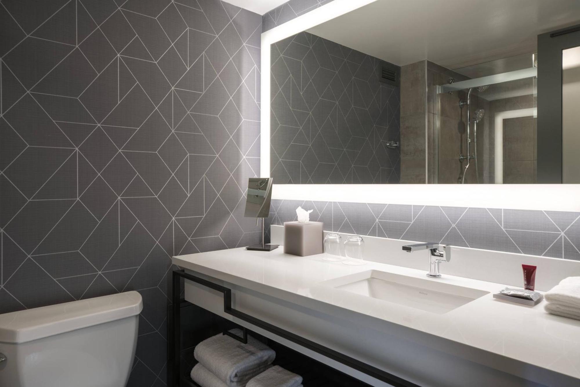 Guest Room, 1 King,1632990608:JPEG