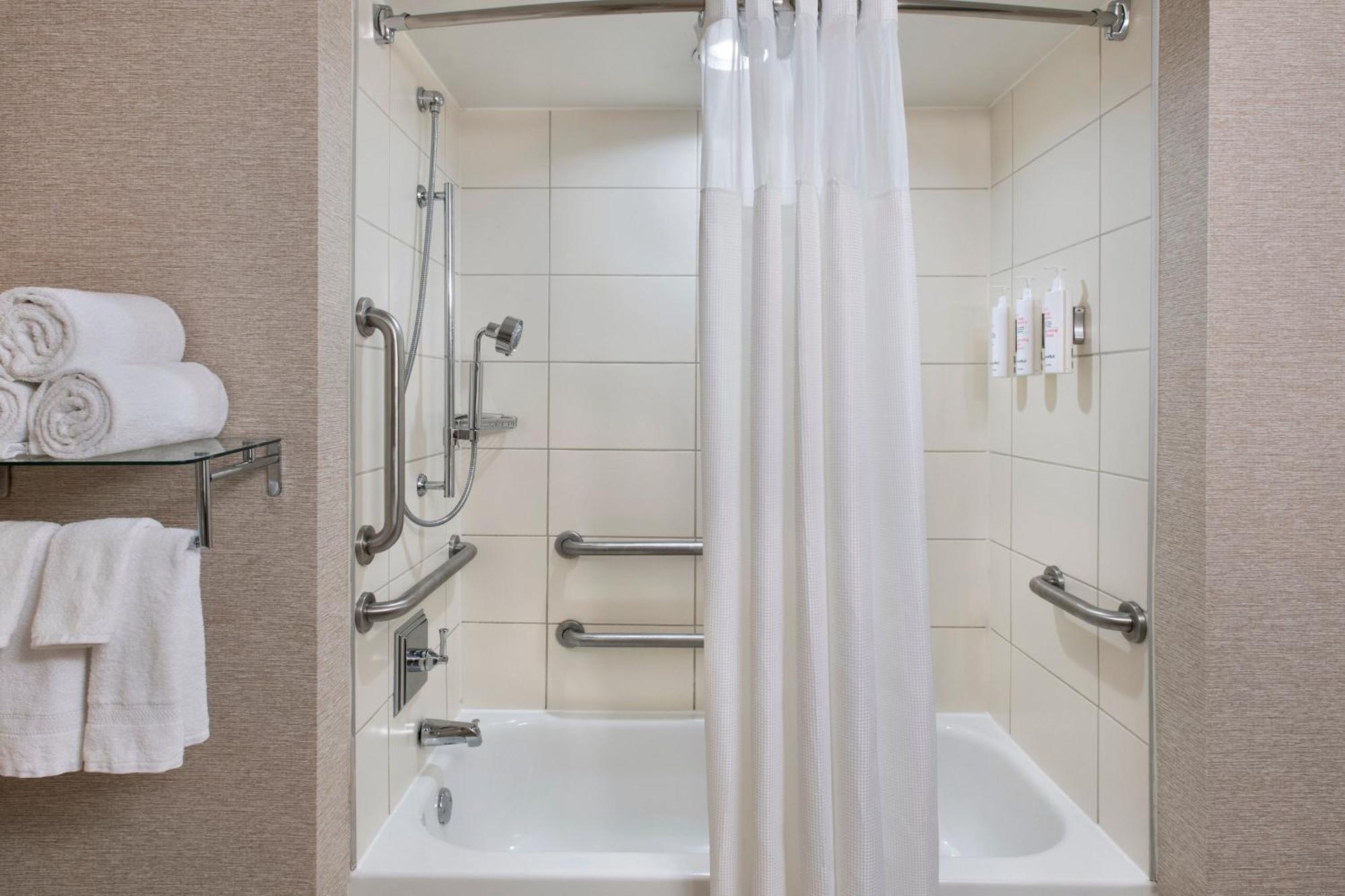 King Room Adapted Tub Mobility Accessible