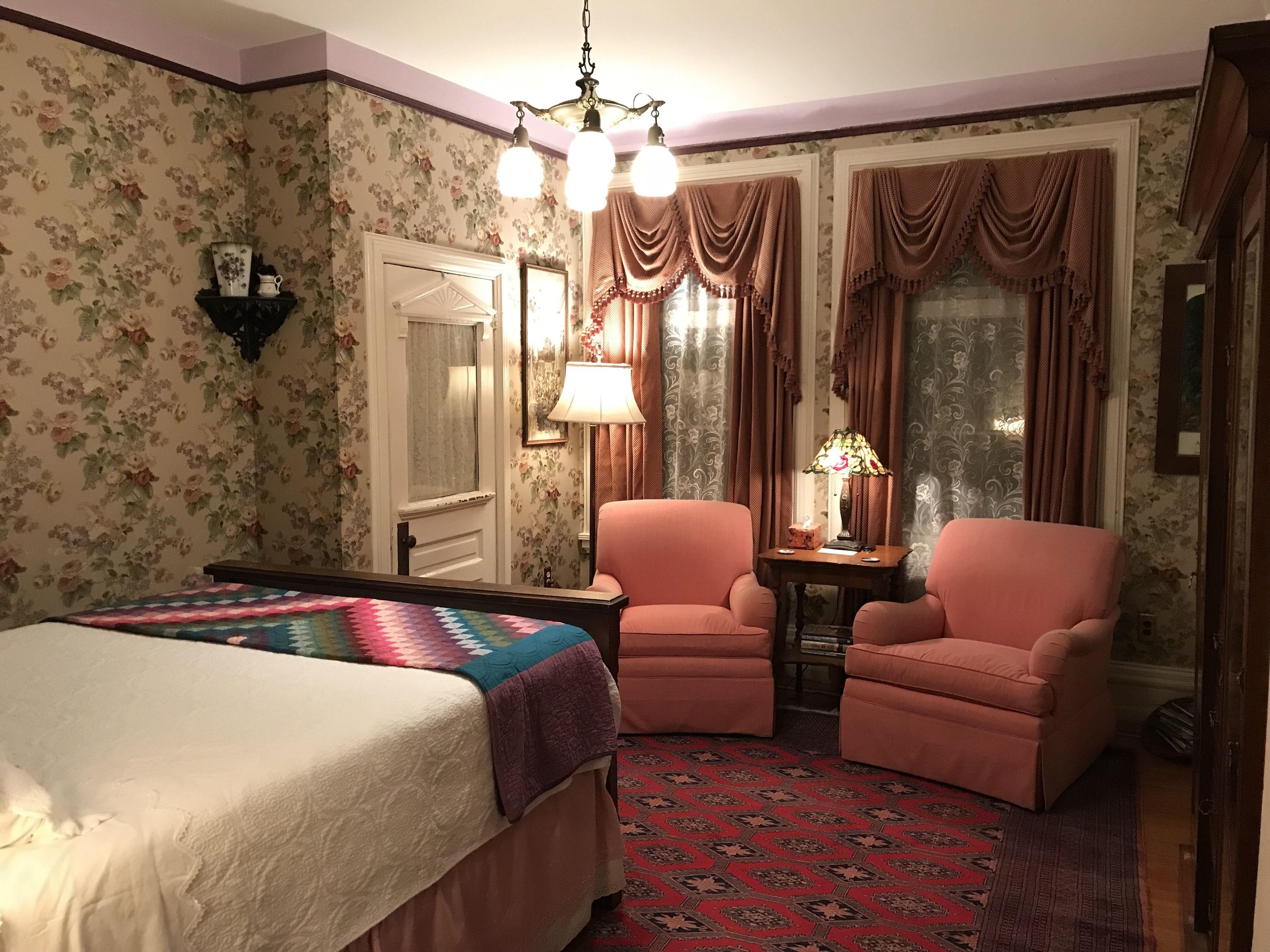 Queen Room One Queen Bed Private Bathroom Garden View