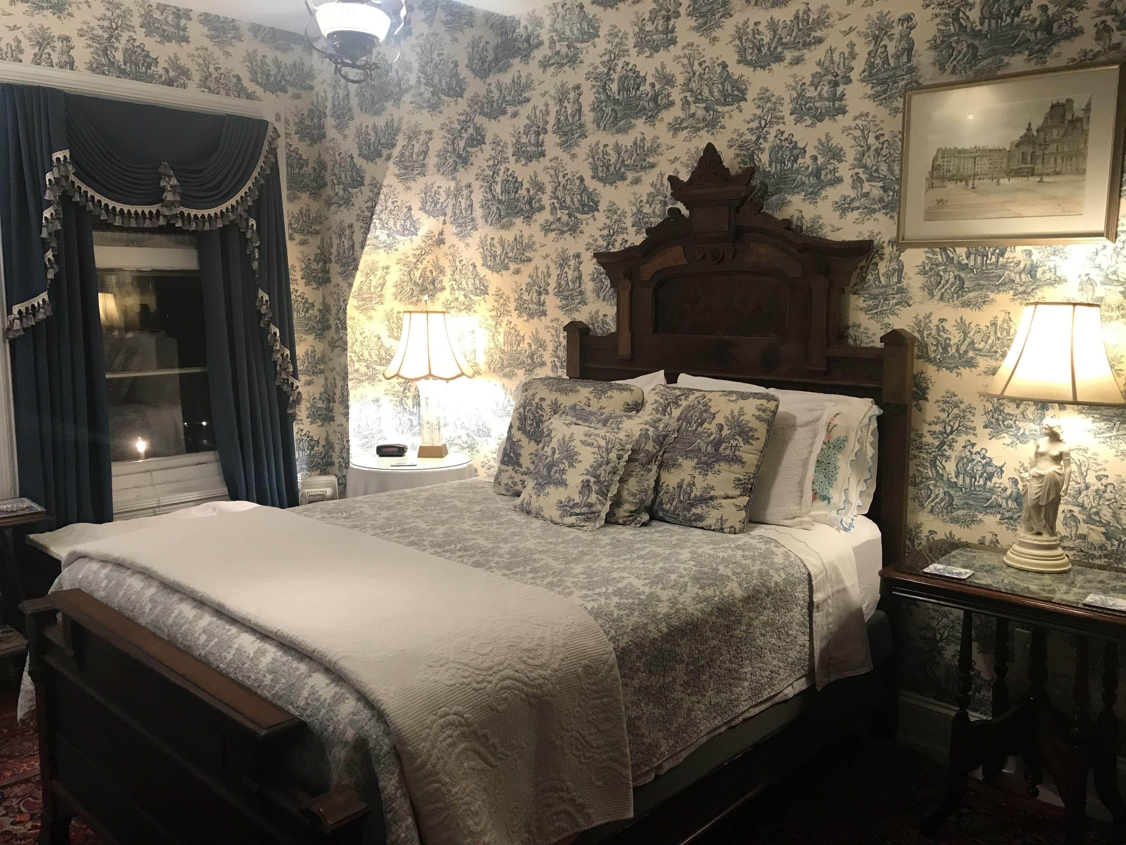 Queen Room One Queen Bed Private Bathroom