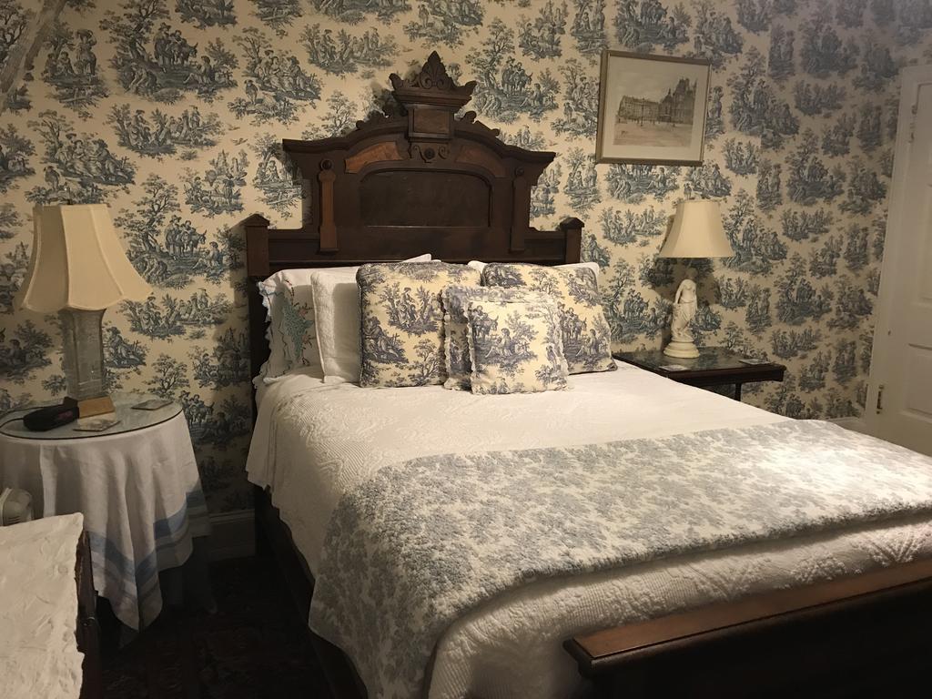 Queen Room One Queen Bed Private Bathroom