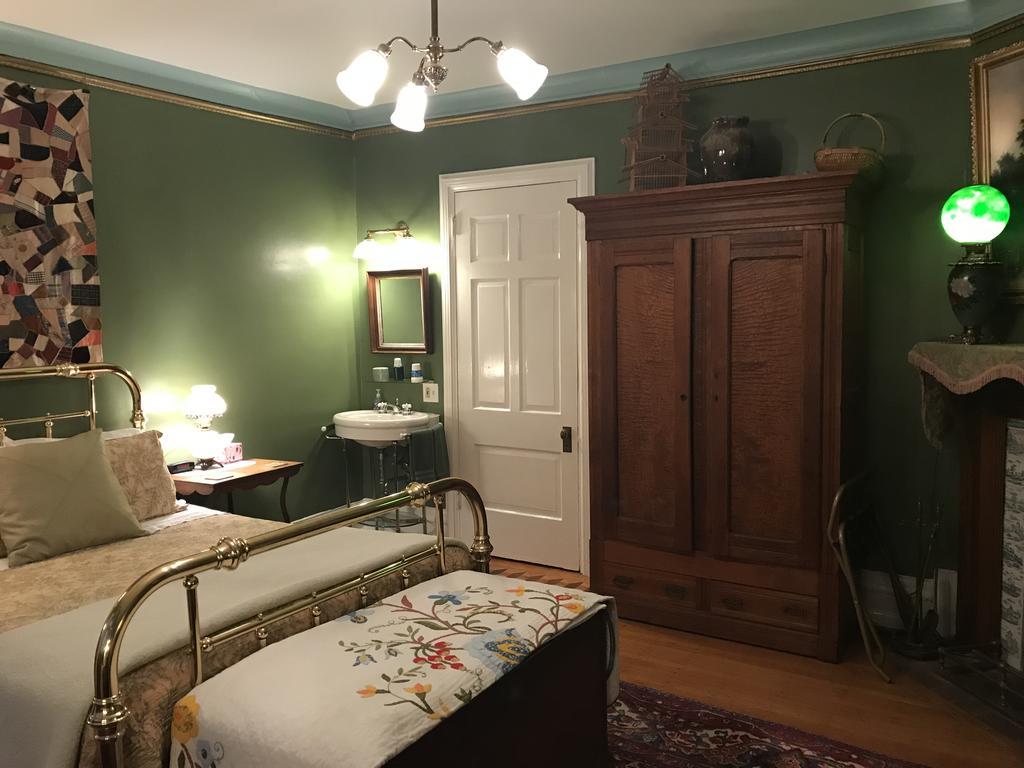Deluxe Queen Room Private Bathroom