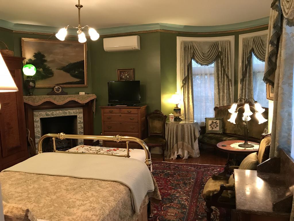 Deluxe Queen Room Private Bathroom