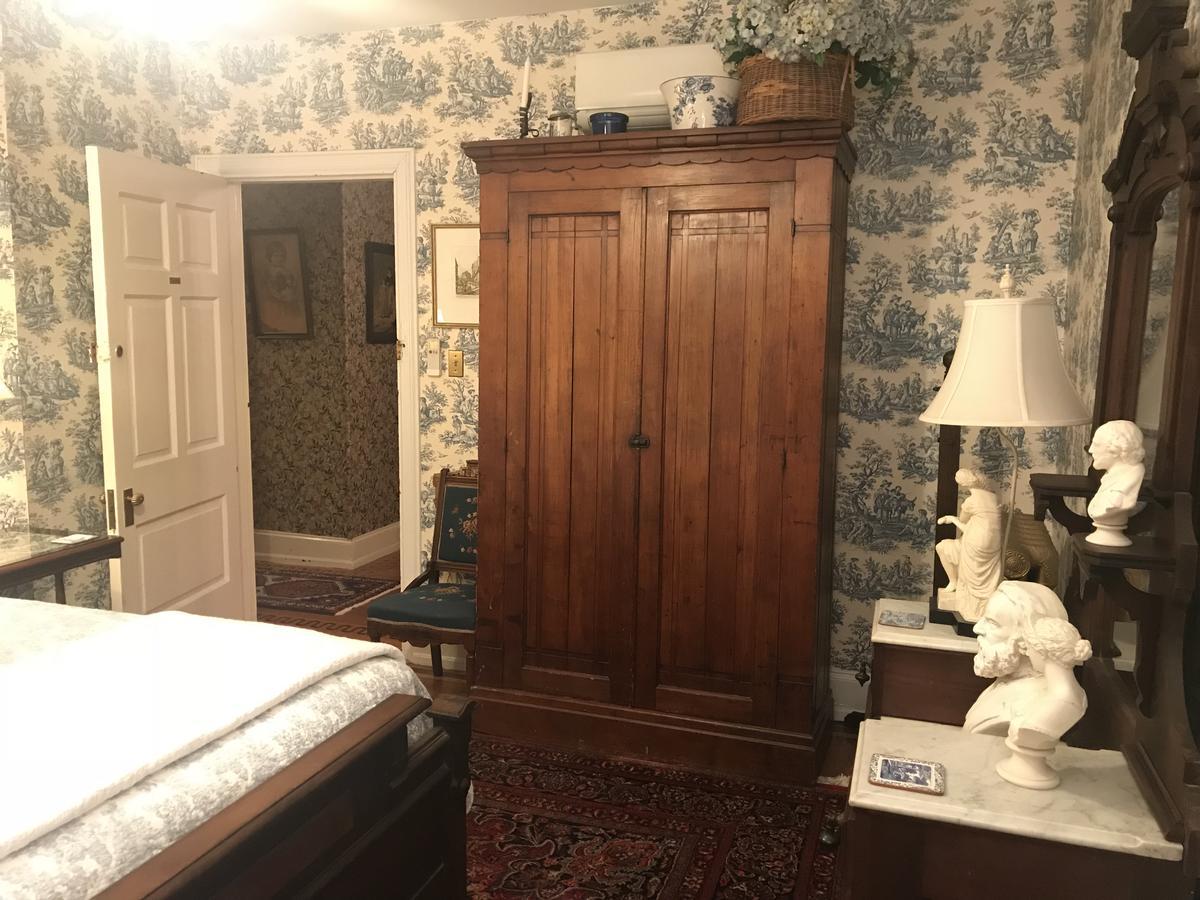 Queen Room One Queen Bed Private Bathroom
