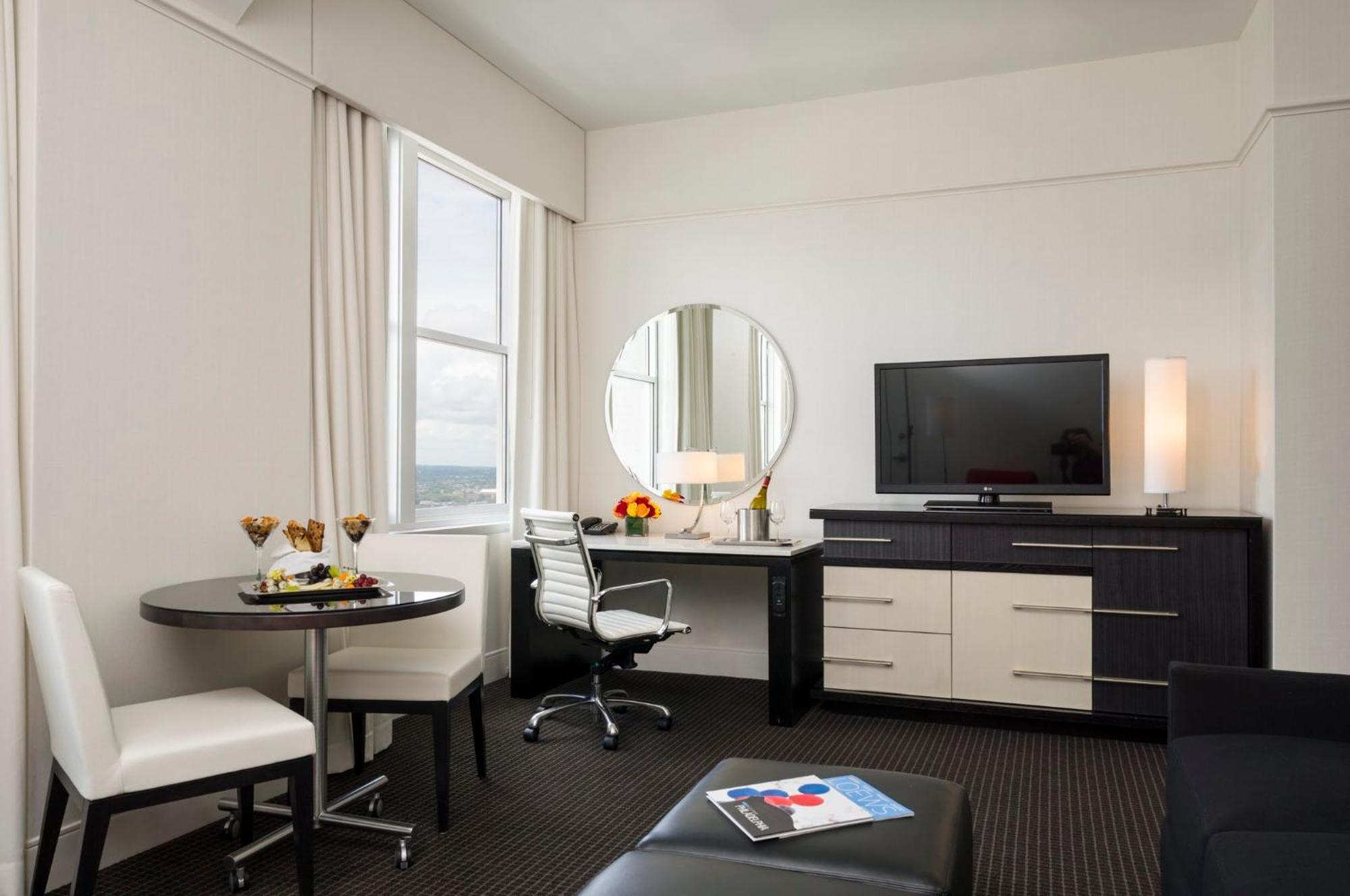 Luxury King Skyline Suite