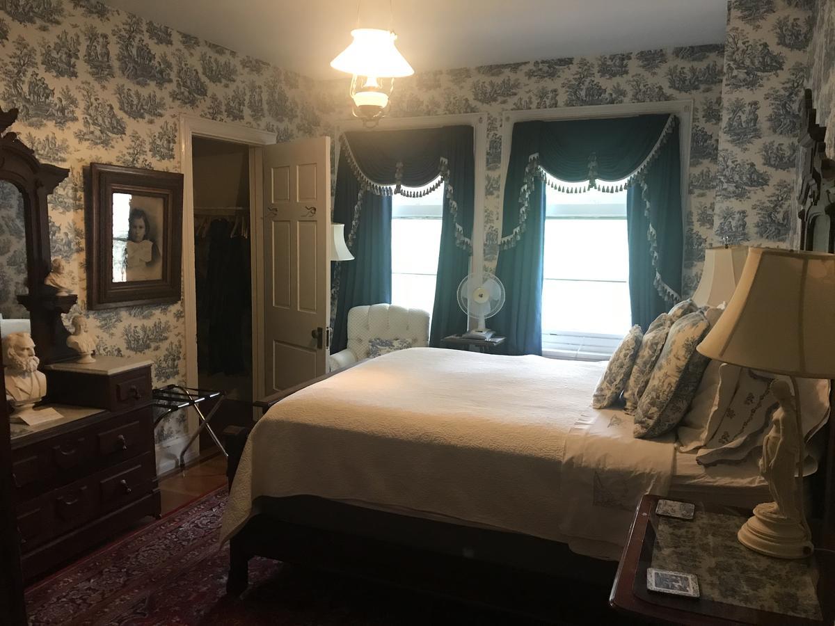 Queen Room One Queen Bed Private Bathroom