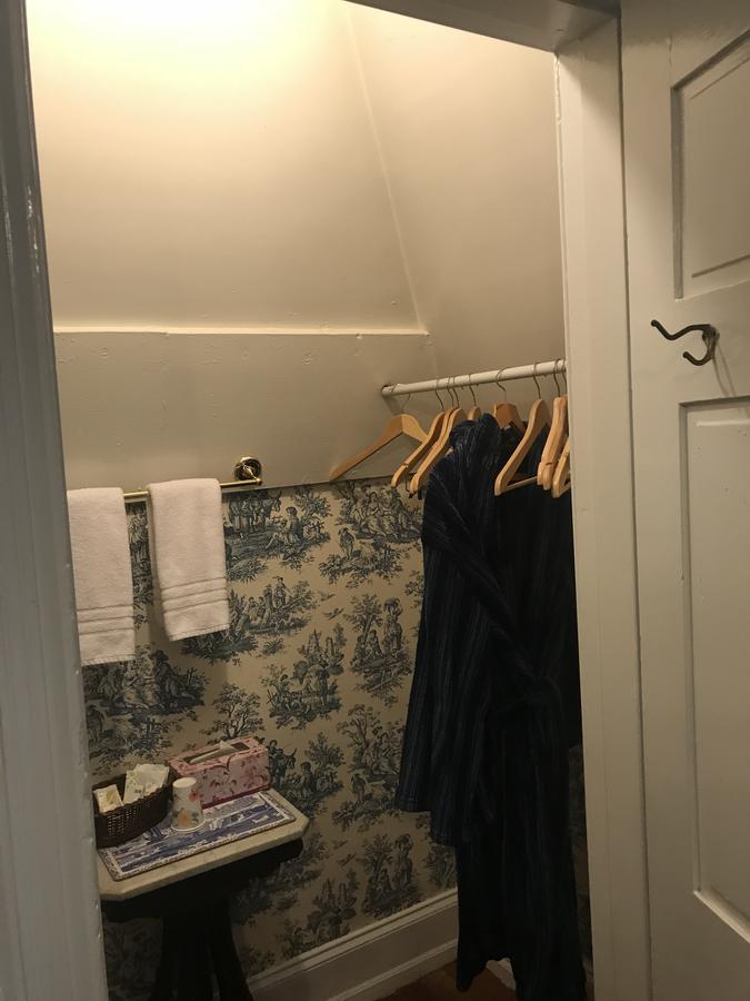 Queen Room One Queen Bed Private Bathroom