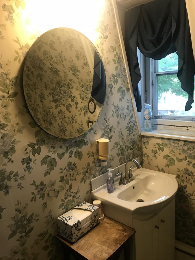 Queen Room One Queen Bed Private Bathroom