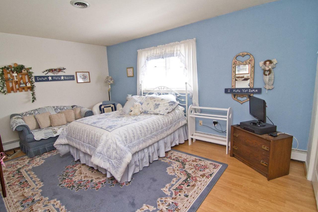 Standard Double Room with Shared Bathroom